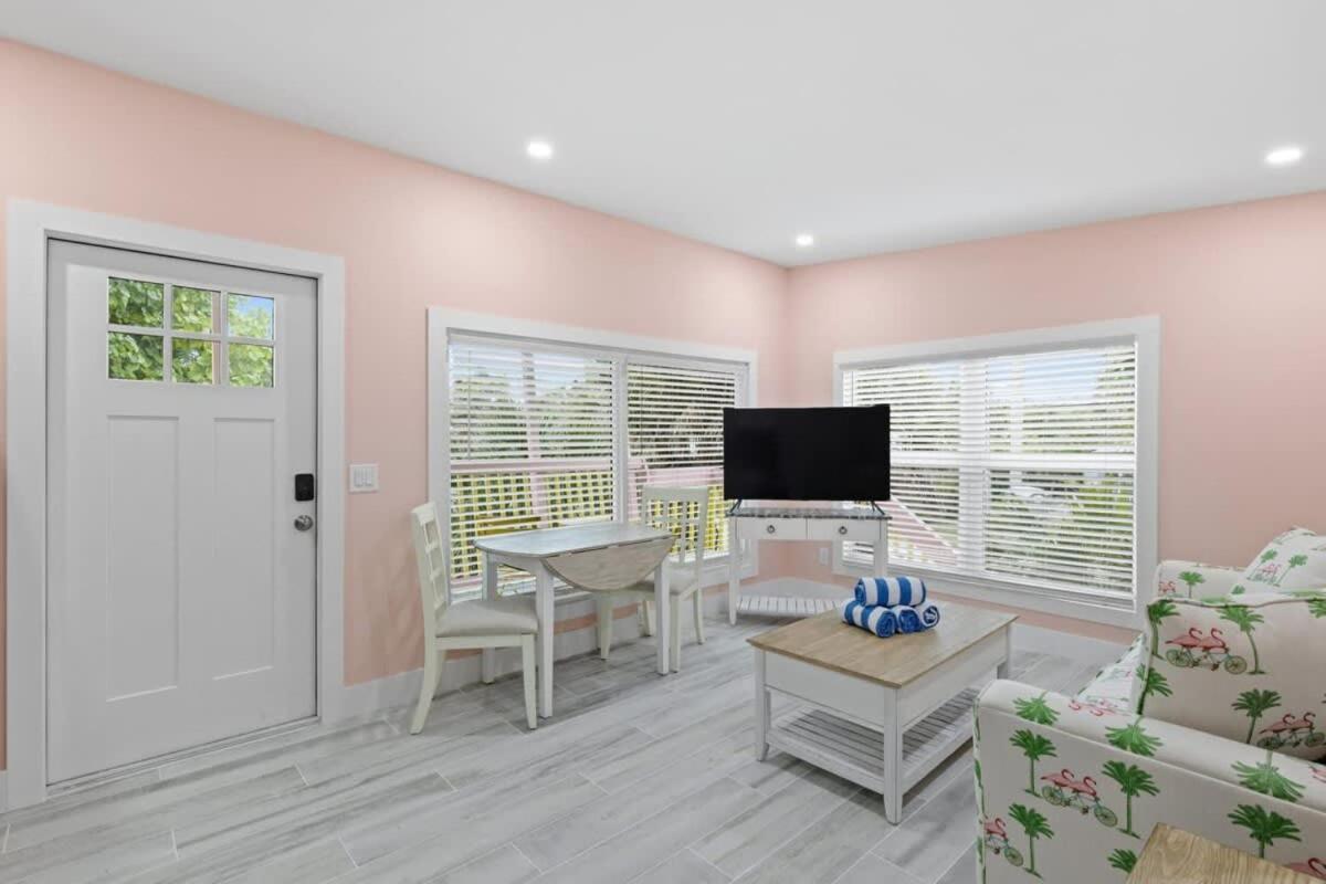 Charming Suite With Balcony And Bikes In Historic Sandpiper Inn Sanibel Zewnętrze zdjęcie